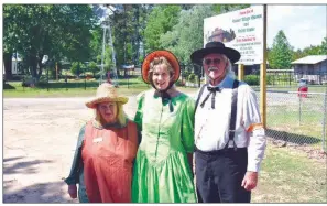  ?? STACI VANDAGRIFF/THREE RIVERS EDITION ?? Pioneer Village in Searcy recently started a fundraisin­g campaign to build a museum and visitor center. Pictured from left, are, Elizabeth Heard, chairwoman of the Friends of Pioneer Village; Roberta Spencer, Pioneer Village volunteer; and Dewey Spencer, chairman of the Pioneer Village Museum and Visitor Center Annex.