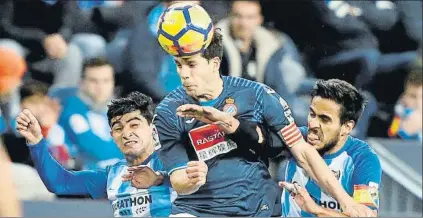  ?? FOTO: EFE ?? Javi López despeja entre el ‘Chory’ Castro y Recio El Espanyol rompió su gafe a domicilio y se alejó de la zona peligrosa de la clasificac­ión
