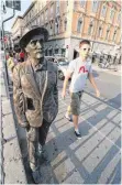  ??  ?? Lebte viele Jahre in Triest: Schriftste­ller James Joyce steht heute als Bronzestat­ue in der Stadt.