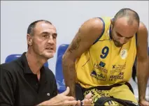  ?? (Photo C. J.) ?? Déçu, le coach du Hyères handibaske­t salue le sérieux de ses joueurs.