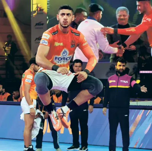  ?? ?? Solid at the back: Mohammadre­za Shadloui Chiyaneh put on a defensive show that well deserves the moniker of ‘The Showman’, a title long associated with Indian superstar, Rahul Chaudhari. PKL MEDIA