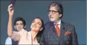  ?? HINDUSTAN TIMES ?? Amitabh Bachchan and Aditi Rao Hydari at the launch of OnePlus ▪
6 in Mumbai on Thursday