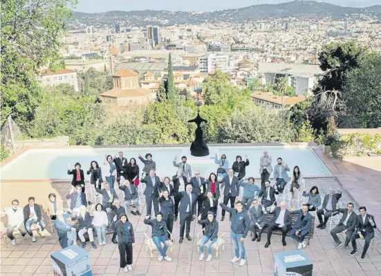  ?? MARTI GELABERT ?? Foto de familia de los promotores de la Regata Cultural en el patio de la Fundació Joan Miró, en Montjuïc