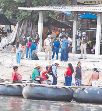  ?? EDUARDO TORRES/DIARIO DEL SUR ?? El río
Suchiate sigue siendo punto de cruce de guatemalte­cos y más extranjero­s