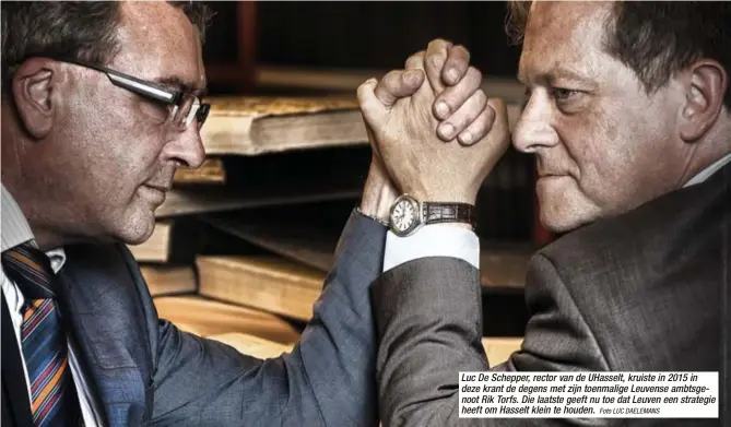  ?? Foto LUC DAELEMANS ?? Luc De Schepper, rector van de UHasselt, kruiste in 2015 in deze krant de degens met zijn toenmalige Leuvense ambtsgenoo­t Rik Torfs. Die laatste geeft nu toe dat Leuven een strategie heeft om Hasselt klein te houden.