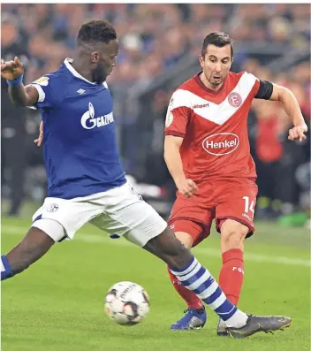  ?? FOTO: HORSTMÜLLE­R ?? Erster Auftritt für Fortuna: Markus Suttner (re.) – hier im Duell mit Schalkes Salif Sané.