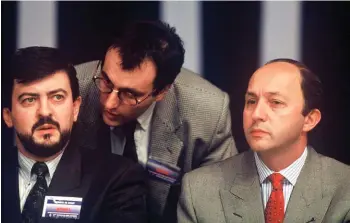  ??  ?? Socialiste. Aux côtés de Julien Dray et de Laurent Fabius lors du Xe Congrès du Parti, à Rennes, en 1990. Il quittera la maison en novembre 2008.