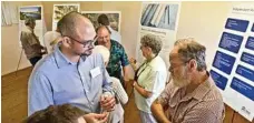  ??  ?? LISTEN IN: Defence Housing Australia manager Rob Winters meets residents. senior developmen­t PHOTO: NEV MADSEN