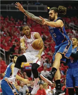  ?? Karen Warren / Houston Chronicle ?? Guard Eric Gordon, left, here delivering a pass under the arms of Thunder center Steven Adams, hopes the Rockets sustain a fast pace against the Spurs.