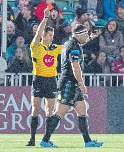  ?? Picture: SNS Group. ?? Glasgow Warriors Alex Allan is red-carded by match official Frank Murphy.