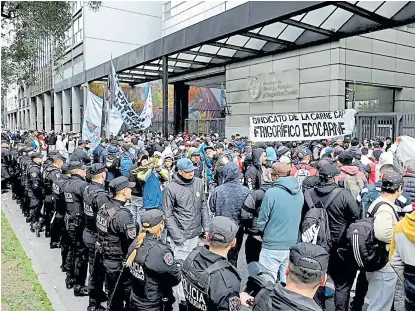  ?? Fernando massobrio ?? Un grupo de trabajador­es de Ecocarnes se movilizó a la Secretaría de Trabajo