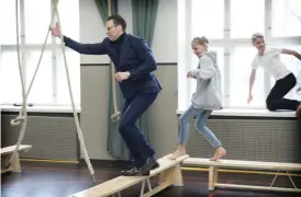  ??  ?? Full fart i gymnastiks­alen. Prins Daniel hade roligt med eleverna i Drumsö lågstadies­kola.