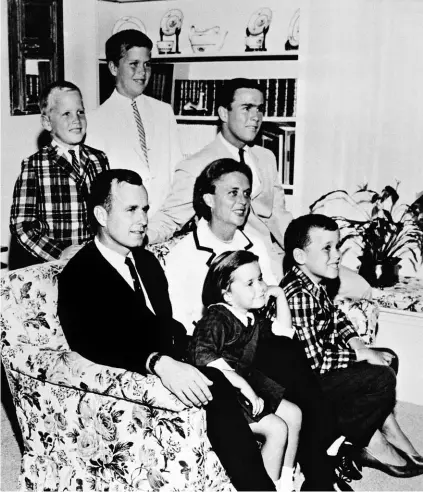  ??  ?? ► En esta imagen de 1964 George H Bush aparece junto a su esposa Barbara y sus hijos.