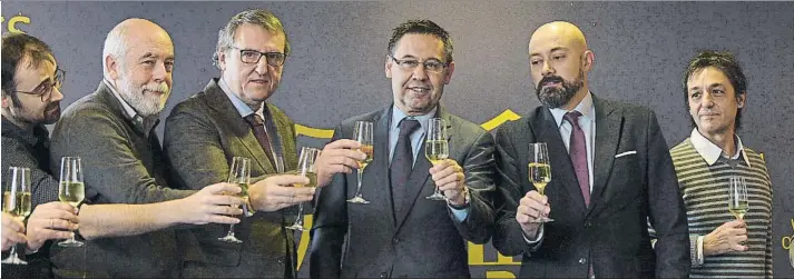  ?? FOTOS: MANEL MONTILLA ?? Brindis navideño Josep Maria Bartomeu, junto a Santi Nolla, director de Mundo Deportivo y Saül Gordillo (Catalunya Ràdio), Albert Guasch y Jaume Pujol Galcerán (El Periódico) y Toni Padilla (Ara)