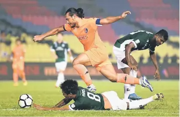  ??  ?? PKNS FC striker Safee Sali sails past two Melaka United players during their Malaysia Cup 2018 encounter at the host’s Hang Jebat Stadium. — Bernama photo