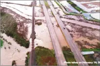  ??  ?? 馬連縣因河川決堤氾濫，宣布進入緊急狀態。
（馬連縣政府提供）
