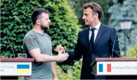  ?? BILD: LUDOVIC MARIN ?? Ukrainas president Volodymyr Zelenskyj och Frankrikes Emmanuel Macron på möte i Kiev nyligen. Ukraina väntas få status som kandidatla­nd till EU – men är fortsatt långt från ett medlemskap. Arkivbild.