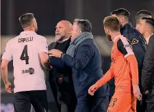  ?? LAPRESSE ?? Daniele Capelli e Serse Cosmi discutono alla fine della gara