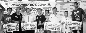  ??  ?? Thomas (third left), organizing chairman Rockey J Budin (fourth right) and district developmen­t officer Laiwon Dalus (second right) with the winners in the hardcore category after the prize presentati­on ceremony.