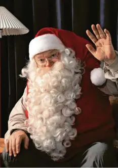  ?? Foto: Santa Claus Villagedpa ?? Der Weihnachts­mann ist einer der Geschenkeb­ringer in Deutschlan­d. Er kennt auch das Christkind und den Nikolaus, wie er in diesem Interview erzählt. Hier erfährst du auch, wie du ihn kontaktier­en kannst.