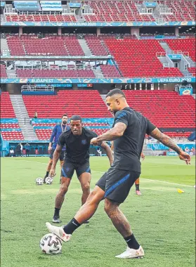  ?? FOTO: EFE ?? Depay y Wijnaldum durante el entrenamie­nto de ayer en el Puskas Arena