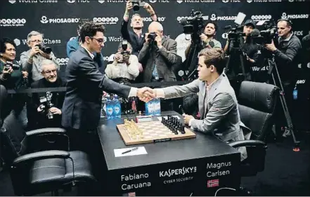  ?? MATT DUNHAM / AP ?? Fabiano Caruana, a la izquierda, y Magnus Carlsen firmaron tablas en las 12 partidas clásicas precedente­s