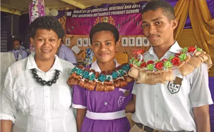  ?? Photo: Waisea Nasokia ?? Digitaki Torosi with her daughter, head girl Merewalesi Nameha and the head boy Semesa Waqaninava­tu after the prefects’ induction at the school on February 14, 2019.