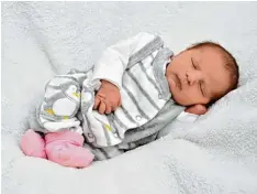  ??  ?? Leonie Mia Löffler kam am 6. April zur Welt. Sie wohnt gemeinsam mit ihren Eltern Ramona Löffler und Fabian Groß in Natterholz.