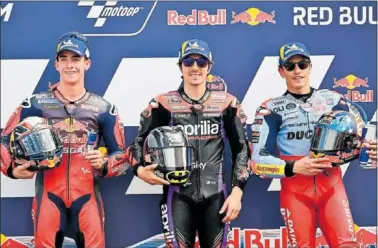  ?? ?? Pedro Acosta, Maverick Viñales y Márc Márquez, posan en el ‘corralito’ del circuito de Austin.