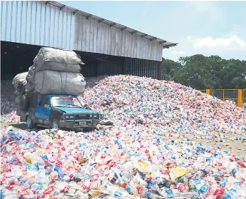  ??  ?? RECICLABLE. En la planta Invema, al mes se compran unas 3,000 toneladas de plástico.