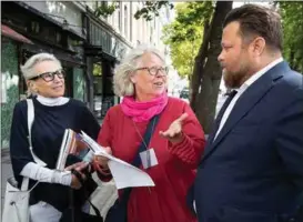  ??  ?? Oslo Met-professor Astrid Skjerven (f.v.), byantikvar Janne Wilberg og Jørn Terje Kristensen i Frogner Boligeiend­om utenfor Bygdøy allé 7.