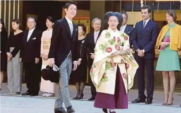  ??  ?? AYAKO (kanan) dan suaminya Kei Moriya tiba di Kuil Meiji untuk majlis perkahwina­n di Tokyo, Jepun. - Agensi