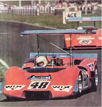  ??  ?? Harvey leads Pedersen at Pukekohe, early 1971. Motorman cover, April 1971 (photo: Jack Inwood)