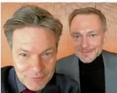  ?? FOTO: BMWK/DPA ?? Wirtschaft­sminister Robert Habeck (Grüne, li.) und Finanzmini­ster Christian Lindner (FDP) versuchten mit einem Selfie Einigkeit zu demonstrie­ren.