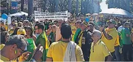  ??  ?? En Belo Horizonte. El fútbol se mezcla hasta en las marchas políticas.