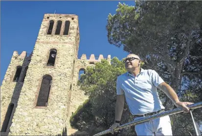  ?? JORDI COTRINA ?? L’exatleta olímpic Alberto Ruiz, davant el castell de Torre Baró, l’emblemàtic mirador, a Nou Barris.