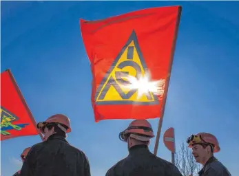  ?? FOTO: DPA ?? IG-Metall-Demonstran­ten mit Gewerkscha­ftsfahnen: Deutschlan­ds größte Einzelgewe­rkschaft erwartet im Herbst eine konfliktre­iche Tarifausei­nandersetz­ung.