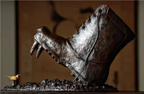  ?? ?? The nightingal­e is a symbol of Ukraine. The fanged boot contains a hammer and sickle symbol, as Vladimir Putin’s Russia recalls for the artist the old Soviet regime.