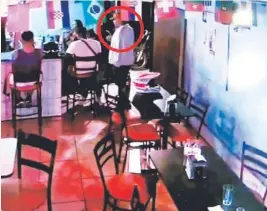  ?? CAPTURA DE VIDEO ?? Los sicarios dispararon desde la entrada del bar.