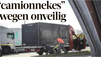  ??  ?? Poolse chauffeurs op een parking bij een lichte vrachtwage­n. “Zulke bestelwage­ns moeten geen tachograaf hebben. Er is dus geen controle op de rij en rusttijden”, zegt BTBsecreta­ris John Reynaert.