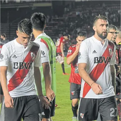  ?? JOSE ALMEIDA ?? Caras de decepción. Exequiel Palacios y Lucas Pratto dejan la cancha con bronca.