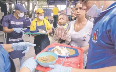  ??  ?? Un comedor en la frontera colombo-venezolana alimenta a diario a unos 4.000 venezolano­s que cruzan la línea limítrofe para almorzar y, con suerte, llevar algo para sus familias. (EFE)