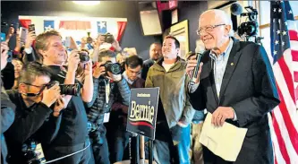  ?? CRAIG lassig/efe ?? •
El candidato demócrata Bernie Sanders se dirige a sus simpatizan­tes en Iowa.