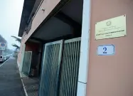  ??  ?? In via Pontida La palazzina in quartiere San Zeno che ospiterà 15 profughi. Il sindaco Tosi si sta mettendo di traverso