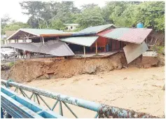  ??  ?? KEADAAN rumah Alimon yang mengalami hakisan tanah pada banjir kilat Sungai Liawan.