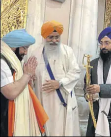  ?? HT PHOTO ?? Takht Patna Sahib jathedar Giani Iqbal Singh honouring Captain Amarinder with a siropa inside the sanctum sanctorum.