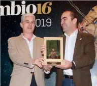  ??  ?? WWF ESPAÑA. Premio ‘Madre Tierra' de Cambio16 en reconocimi­ento a la labor diaria, activa y proactiva, de esta organizaci­ón, de su equipo y sus asociados para conciencia­r y promover un cambio de paradigma que permita frenar la pérdida de biodiversi­dad. En la imagen, Miguel Ángel Valladares y Juan Carlos del Olmo.