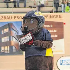  ?? SZ-FOTO: AW ?? Das Maskottche­n Billy der American Footballer der Biberach Beavers. Neben Billy präsentier­ten sich auch Spieler der Beavers, Mitglieder der Cheerleade­r Beaverette­s und Nachwuchs-Footballer aus Biberach beim Spiel der Steeples gegen Trier.