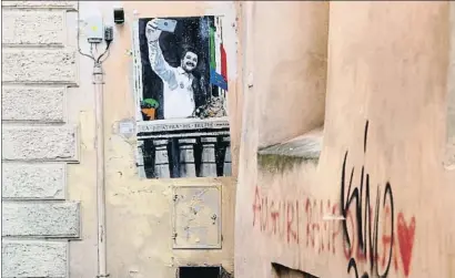  ?? REMO CASILLI / REUTERS ?? Mural que presenta a Salvini en una selfie en el balcón desde el que Mussolini arengaba a las masas