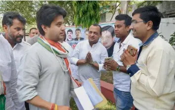  ??  ?? Congress leader and MP Jyotiradit­ya Scindia is welcomed by supporters in Bhopal on Thursday.